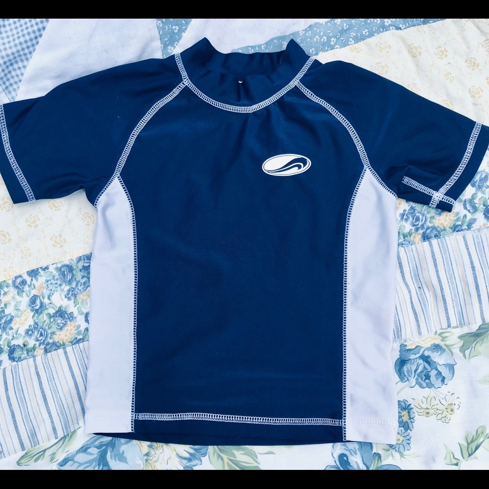 Arizona rash guard kids size small fits like a 6